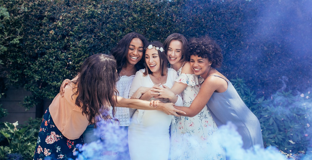 Group of friends in baby shower party blessingway goldblessing cérémonie futuremaman maman naissance bebe baby couple natureauamandine troyes aube grossesse mumtobe doula